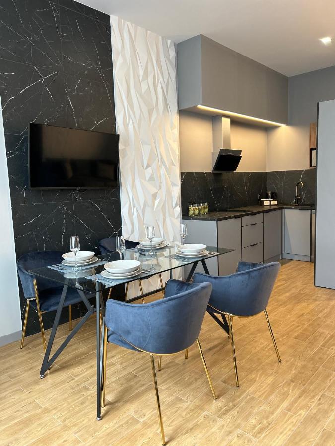 Central Family Boutique Apartments 2 Lviv Exterior foto